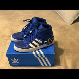 Hard Court Hi J Big Trefoi shoes. Unisex